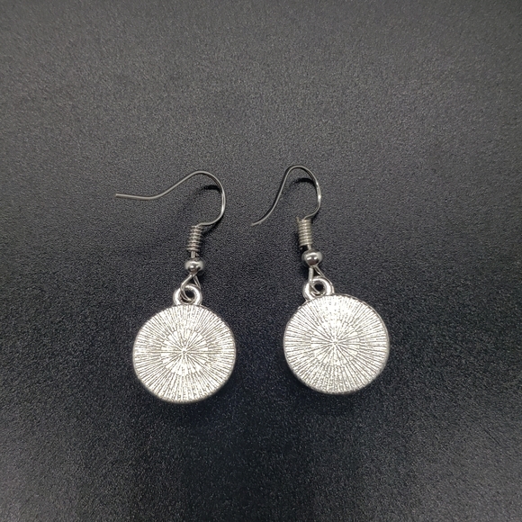 NWOT Silver Tone Dangle Earrings With Mermaid Scale Accents - Picture 7 of 7